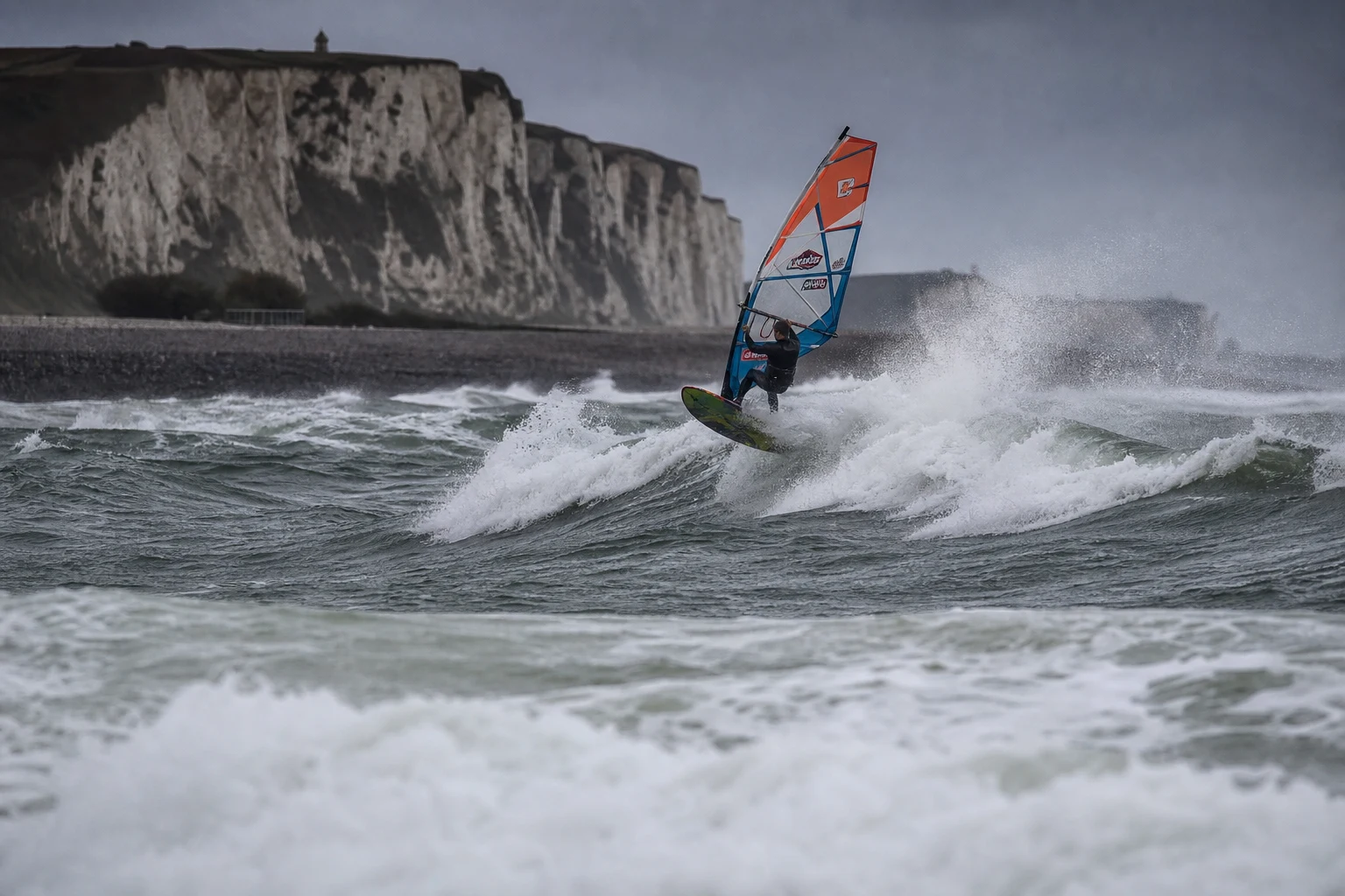 Windsurfer dans les vagues par gros temps
